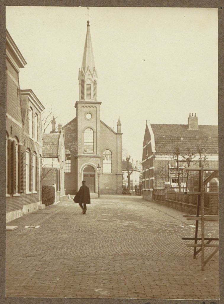 Dorpsstraat met de Sloterkerk in Sloten (NH), fotograaf: anoniem, ca. 1910 - ca. 1930, ontwikkelgelatinezilverdruk, bron: Rijksmuseum